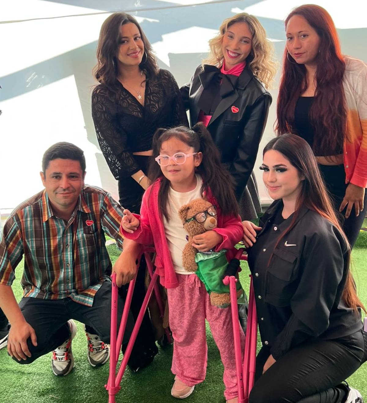 Amanda Meléndez, niña embajadora de Teletón 2023, junto a sus padres y las cantantes Loyaltty, Karla Melo y Pía María. Créditos: TiempoX.