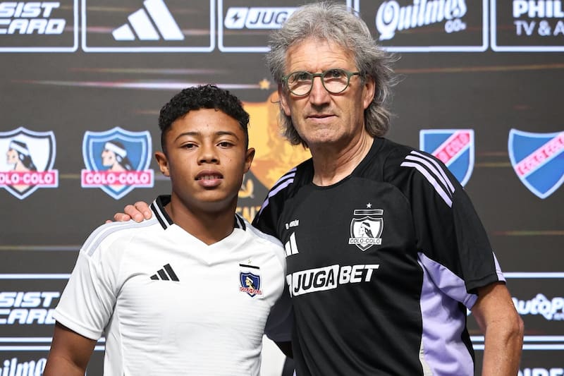 El futbolista de 14 años firmó su primer contrato en Colo Colo. Foto: Colo Colo.