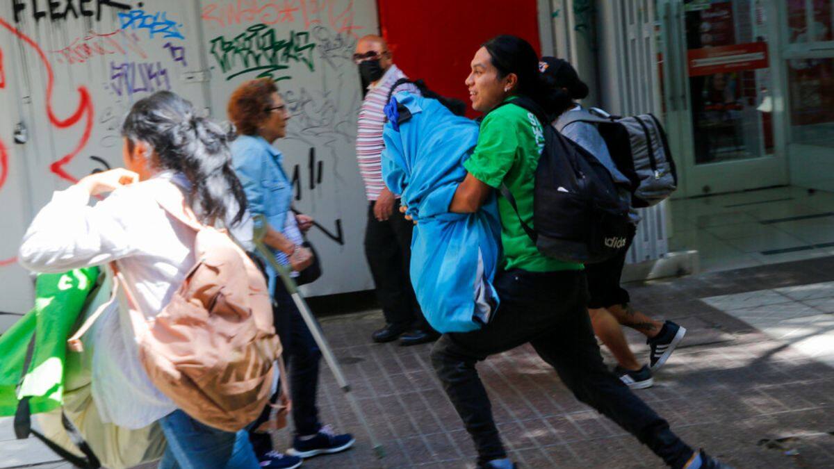 12 funcionarios heridos y uno en estado grave dejó riña entre ambulantes e inspectores municipales