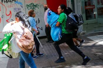 12 funcionarios heridos y uno en estado grave dejó riña entre ambulantes e inspectores municipales