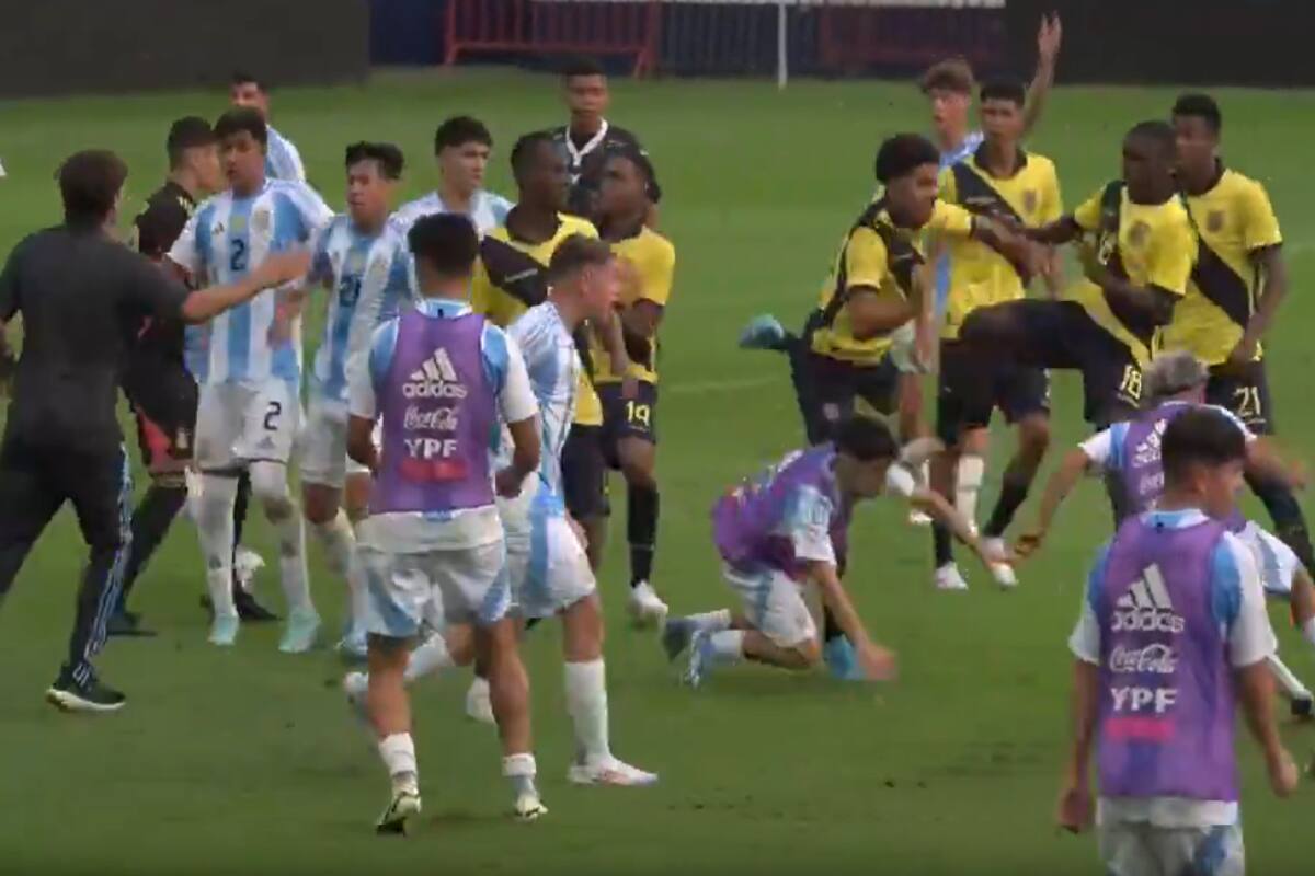 Las selecciones SUb 26 de Ecuador y Argentina protagonizaron una batalla campal.
