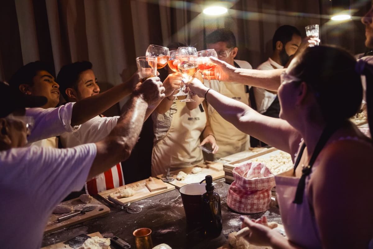 La experiencia convierte una clase de cocina italiana en toda una celebración grupal. Créditos: Amor y Pastas en Instagram.