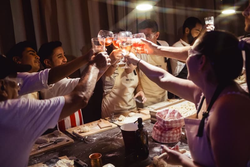 La experiencia convierte una clase de cocina italiana en toda una celebración grupal. Créditos: Amor y Pastas en Instagram.