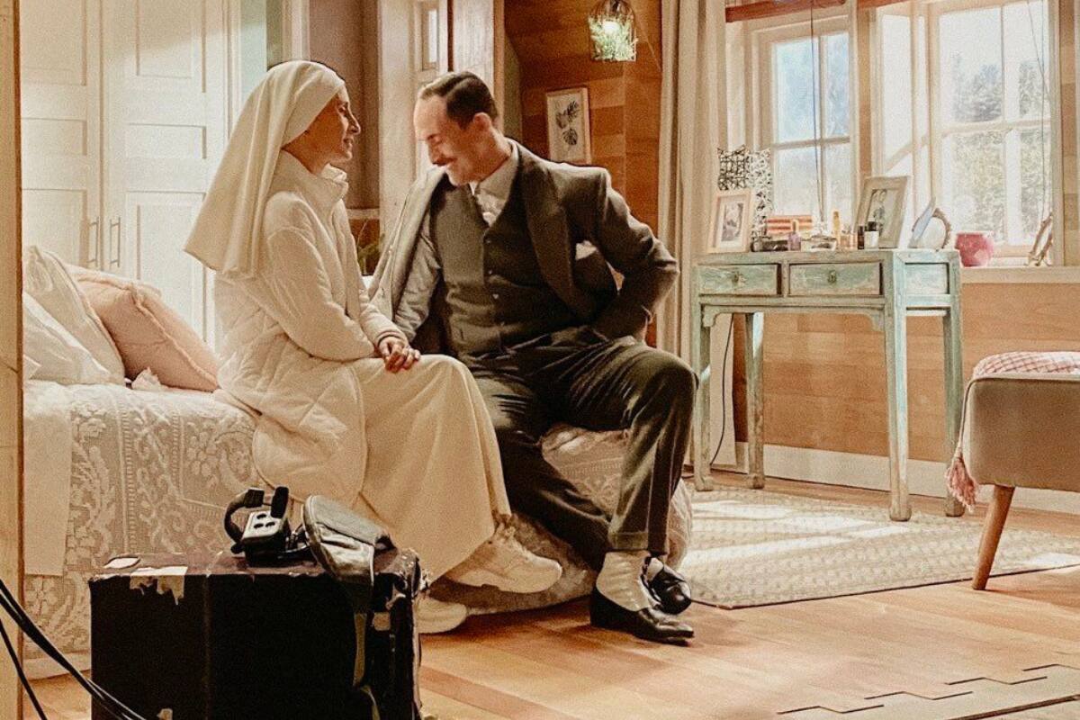 "Esperando en el set, se producen encuentros…", escribió la actriz junto a la postal que subió a Instagram.