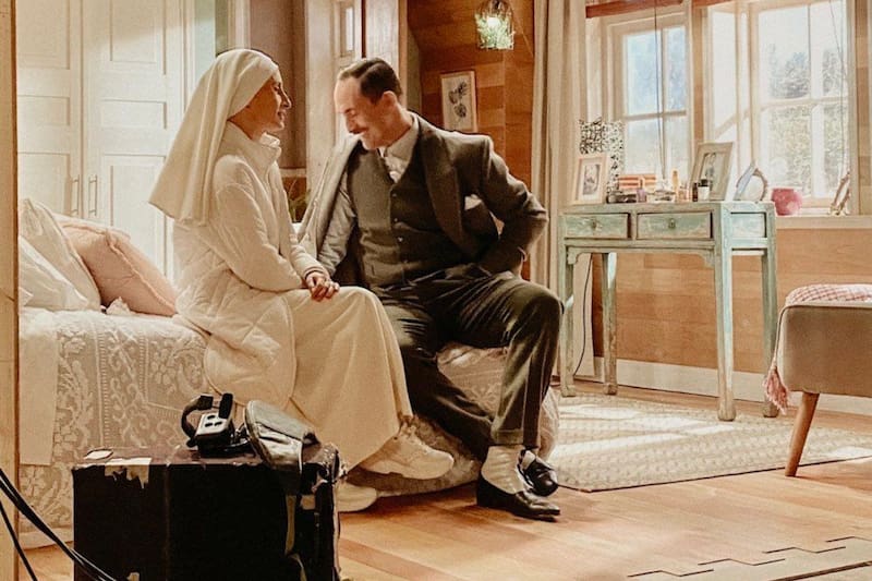 "Esperando en el set, se producen encuentros…", escribió la actriz junto a la postal que subió a Instagram.
