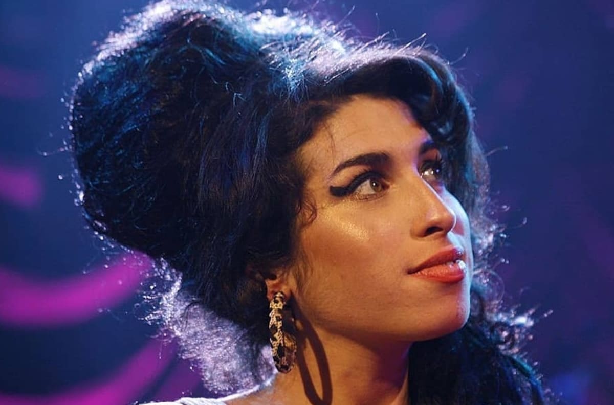 Padre de Amy Winehouse demanda a amigos de su hija por más de 730 mil libras