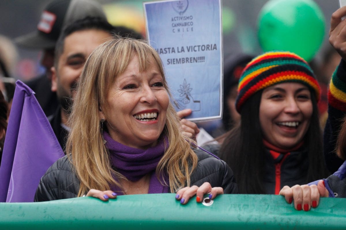 La diputada es fundadora y directora ejecutiva de Fundación Daya, organización que promueve el uso de cannabis medicinal desde 2013.