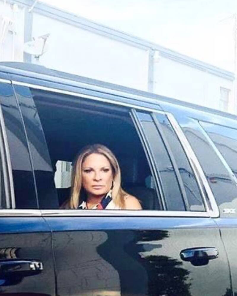 La abogada posee un auto de alta gama.