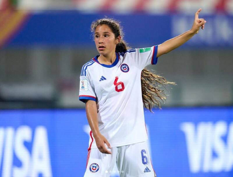 Anaís Álvarez con la camiseta de la Selección Chilena