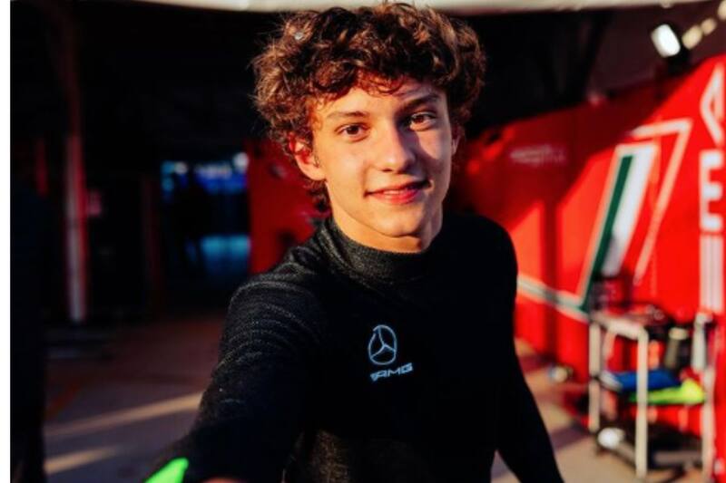 joven piloto de Mercedes