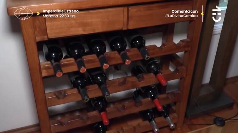 La cava de vinos que tiene en su livings. Créditos: CHV.