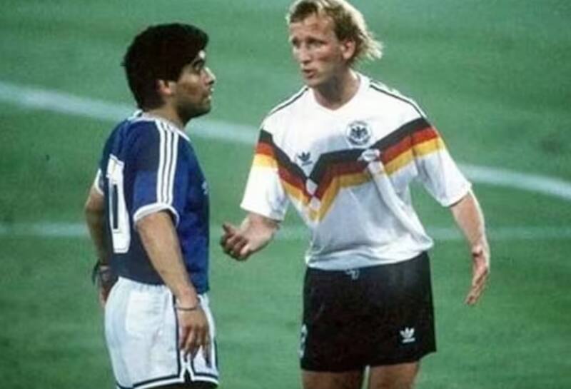 El alemán que dejó sin bicampeoanto del Mundo a Diego Maradona, falleció este martes.