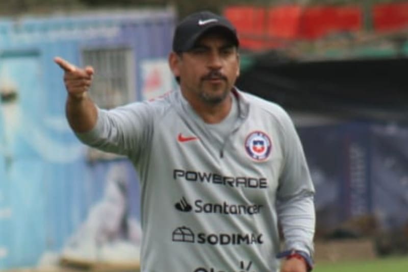 El DT en su paso por La Roja. Foto: @andresaguayoc en Instagram.