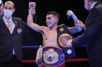 FOTO | Andrés Campos homenajeará a Colo Colo en combate por el título mundial contra Sunny Edwards
