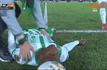 Conmoción en Sudamérica: futbolista colombiano se desmayó en pleno partido