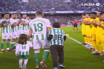 VIDEO | “Gracias, capitán”: Emocionante homenaje del Betis de Pellegrini a Andrés Guardado