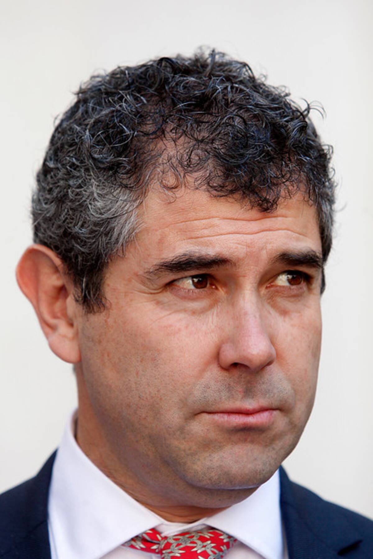 Diputado Andrés Jouannet a las afueras del palacio de Gobierno.