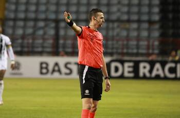 Árbitro uruguayo denunciado por estafa dirigirá el Chile vs Argentina de Copa América