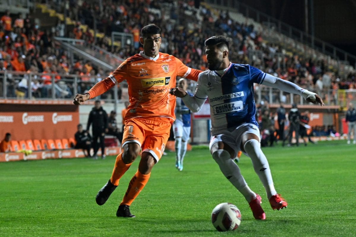 El defensor (derecha) dejará el CDA para jugar en el fútbol brasileño. Foto: Agencia Aton.