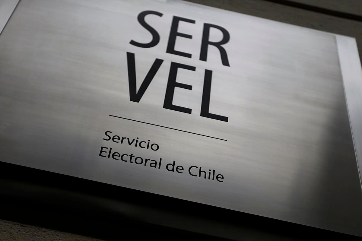 Santiago, 2 de mayo de 2017
El presidente del partido Ciudadanos, Andres Velasco junto a parte de la directiva concurren al Servel para presentar un recurso de reposicion que solicita dejar sin efecto la disposicion en que el Servicio dispone la disolucion del partido. El recurso de basa en los "errores e inconsistencias" que encontro Ciudadanos en las razones que expone el Servel para rechazar decenas de fichas de militancia que seran detalladas en el punto de prensa.
Javier Torres/Aton Chile