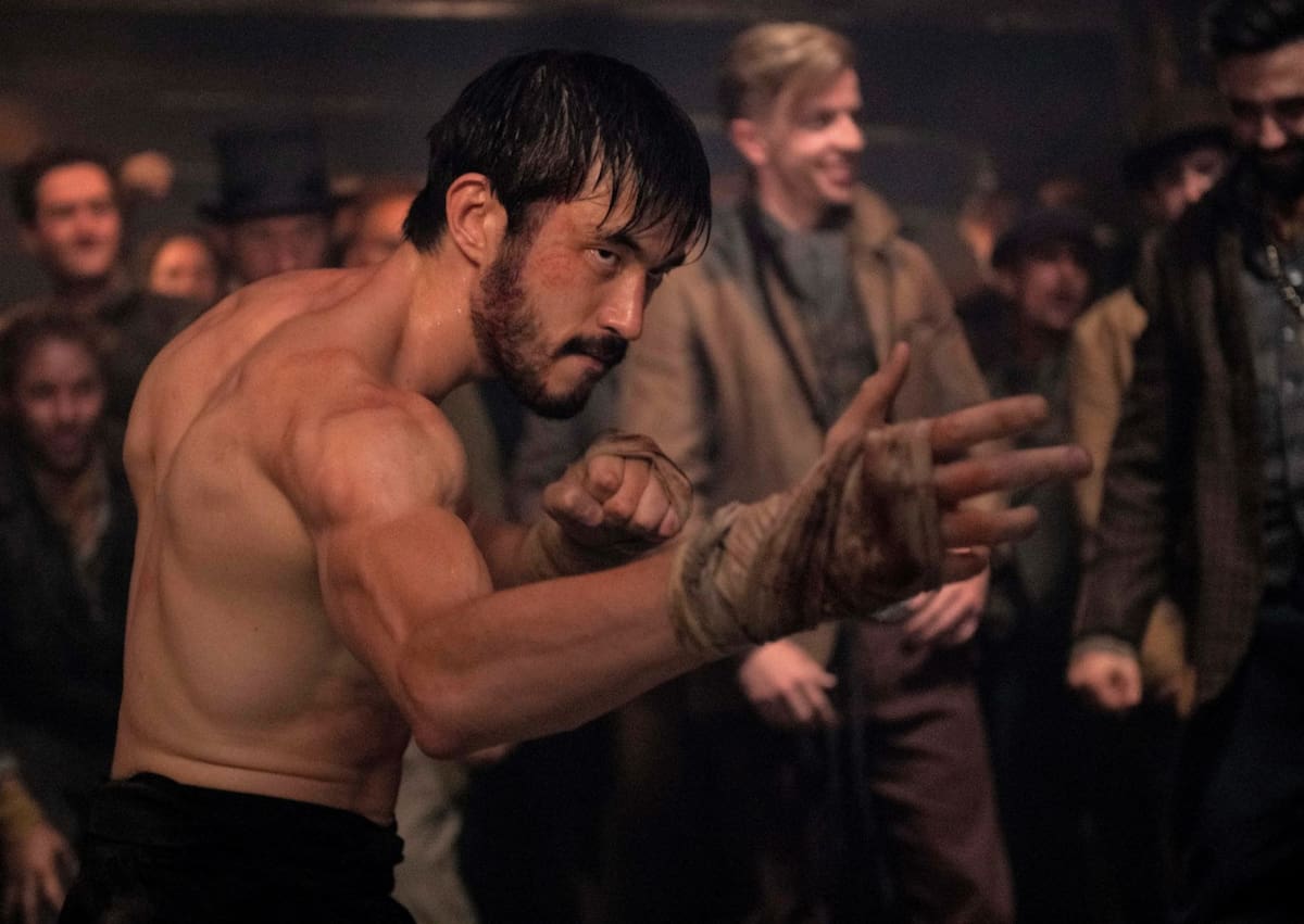 Andrew Koji como Ah Sahm en "El Guerrero de Chinatown"