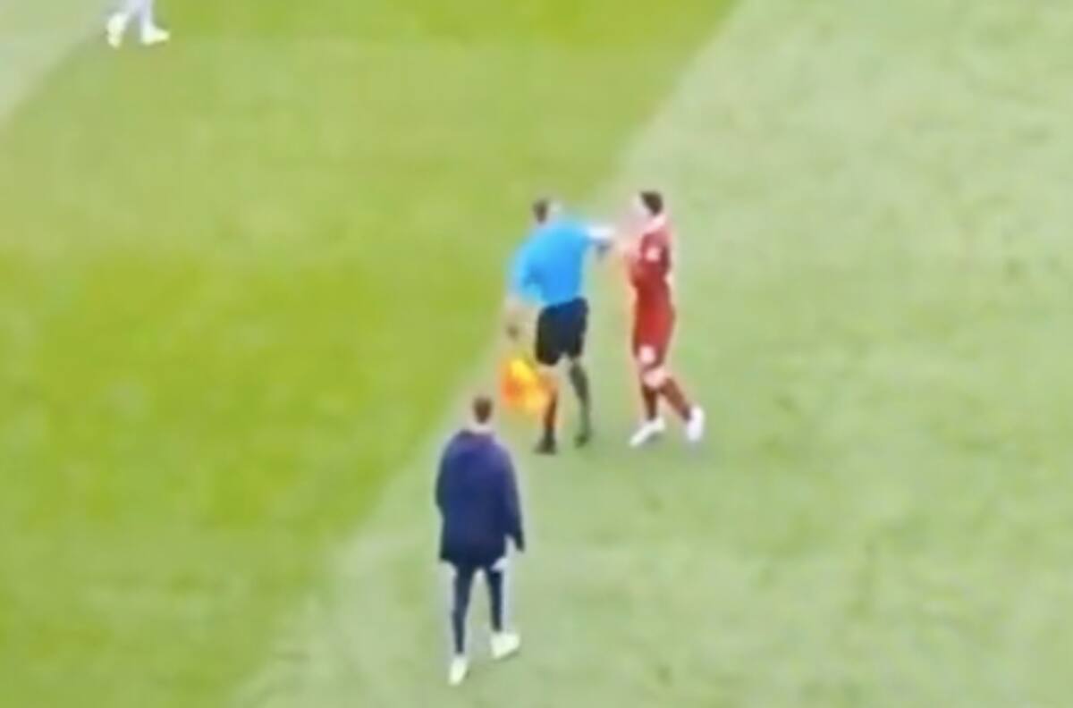 VIDEO | Escándalo en la Premier League: árbitro golpeó a una estrella del Liverpool en partido ante Arsenal