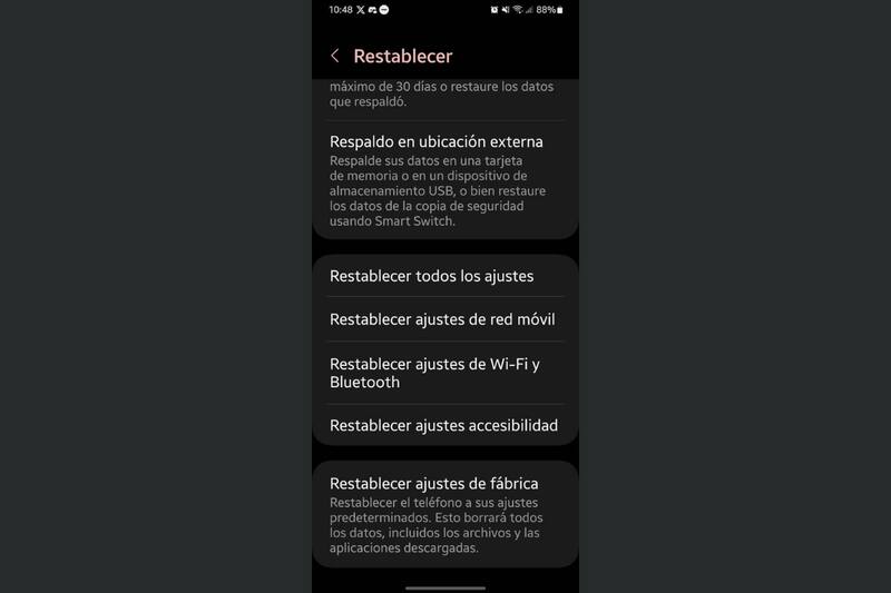 Es importante que respaldes tus datos antes de restablecer el teléfono a los ajustes de fábrica.