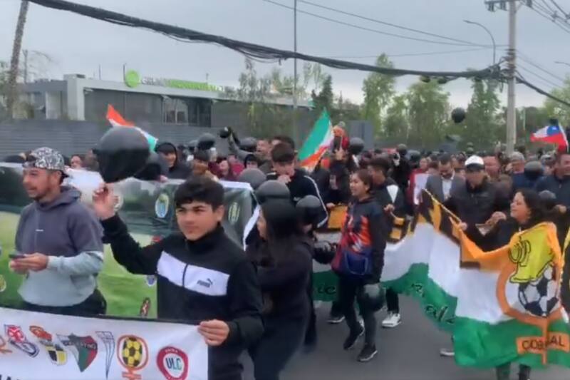 Apoderados del fútbol joven marcharon en contra de la eliminación de las categorías menores.
