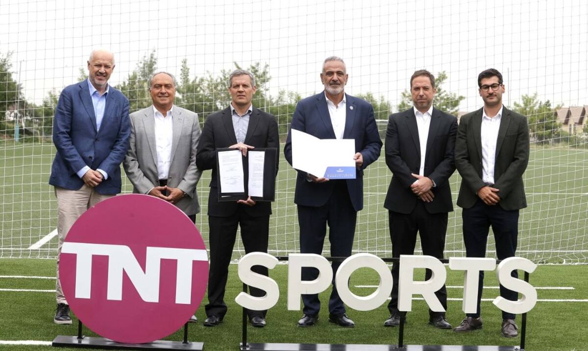 El fútbol y su principal socio comercial sellan públicamente el acuerdo que contempla un calendario de competiciones más extenso para 2026.