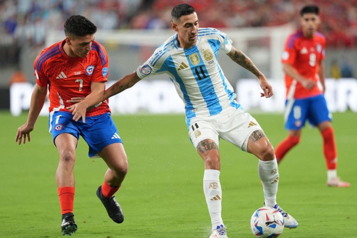 Ángel di María jugando contra Chile.