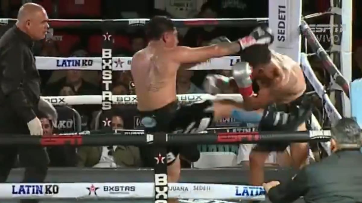 VIDEO | ¡Se volvió loco! Boxeador mexicano lanza una patada en pleno combate