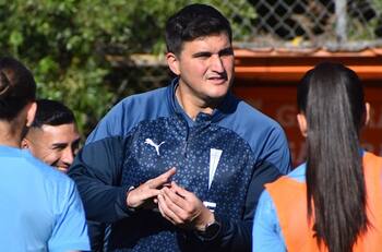 La UC se asegura los servicios del DT de la rama femenina por dos años más