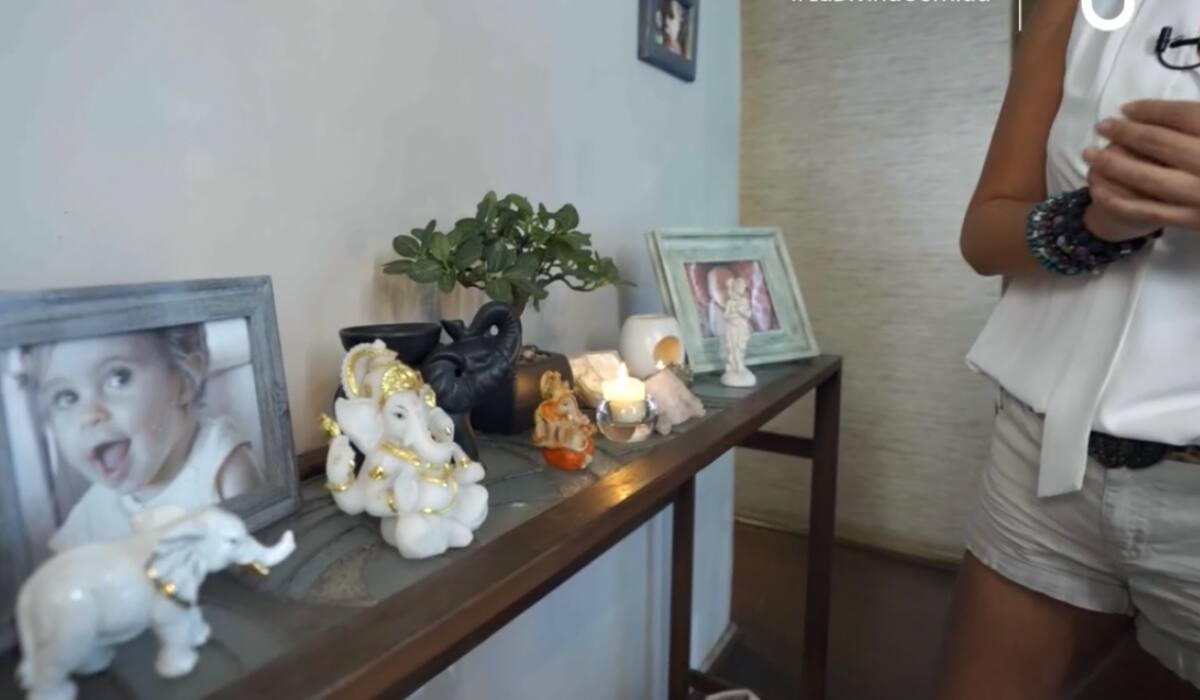 Ángeles Araya muestra su mesa de arribo que realizó su padre.