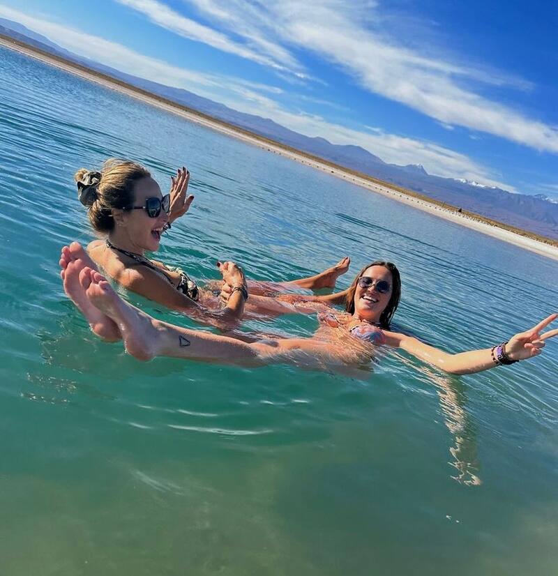 Madre e hija disfrutan en la Laguna Cejar / Instagram