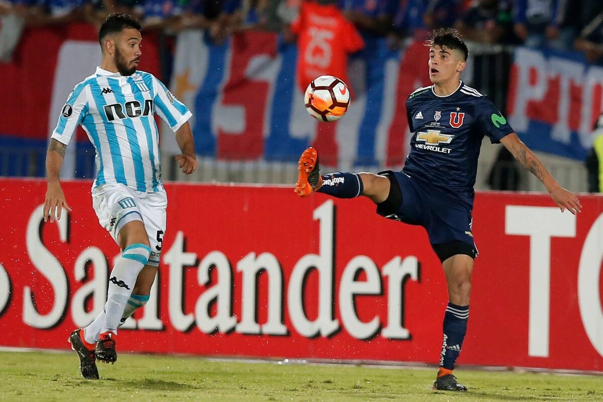 enfrentando a Nery Domínguez en partido entre la U y Racing en 2018.