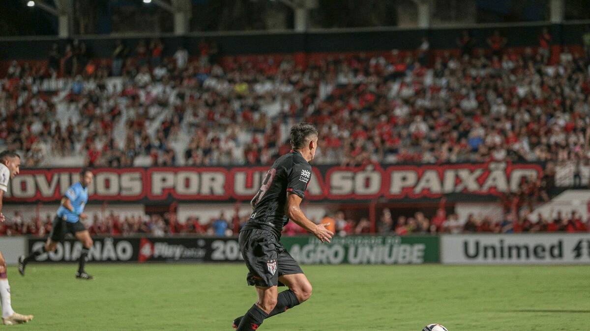 Ángelo Araos comenzó con su renacer en el fútbol brasileño