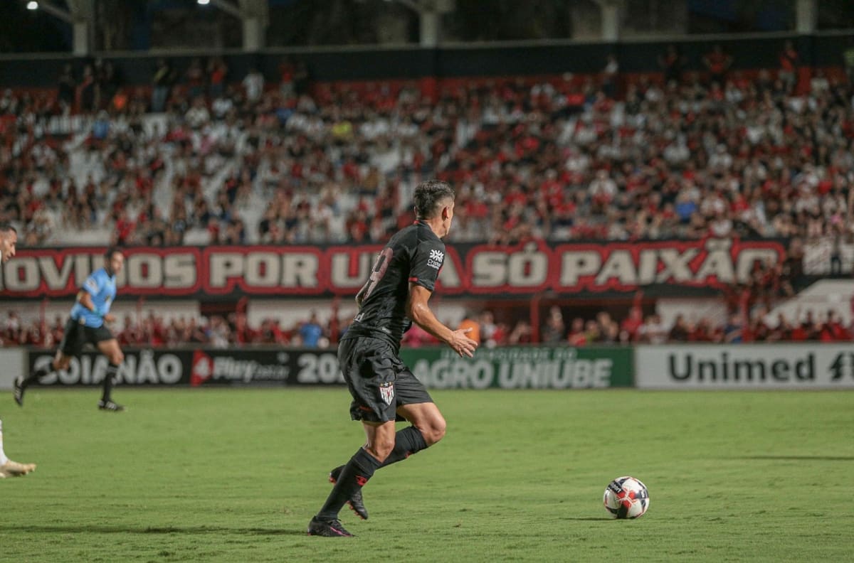 Ángelo Araos comenzó con su renacer en el fútbol brasileño