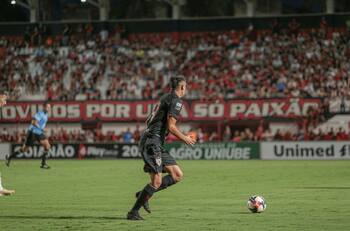 Ángelo Araos comenzó con su renacer en el fútbol brasileño