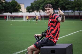 Brilló en la U y lleva casi un año lesionado, pero su club en el extranjero le otorgó una nueva chance