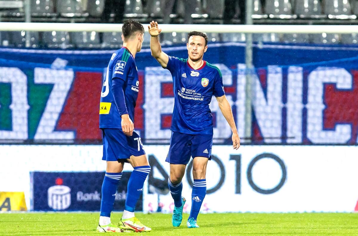 Ángelo Henríquez busca club: hoy se despidió de sus compañeros en Polonia