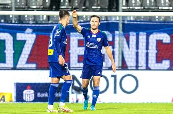 Ángelo Henríquez busca club: hoy se despidió de sus compañeros en Polonia