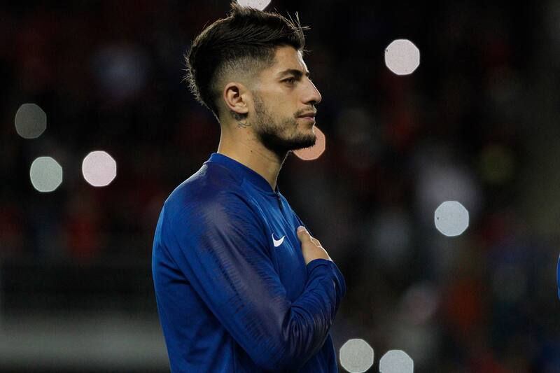 cantando el himno nacional con la Selección Chilena.