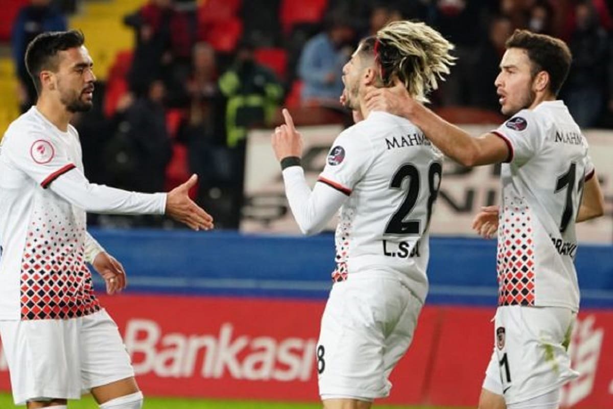 El exseleccionado chileno vive un dramático momento en Turquía.