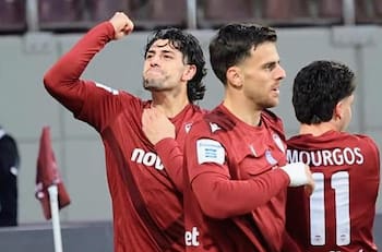 En racha goleadora: el gran momento de Ángelo Sagal en el fútbol griego