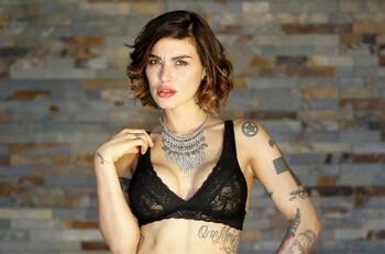 Con droga incluida: Acusan a Angie Jibaja de destrozar un departamento en Perú