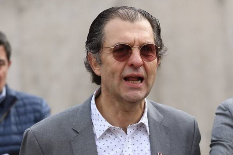 Aníbal Mosa habló a su llegada a Santiago y se refirió al modelo de contrataciones que utiliza Colo Colo.