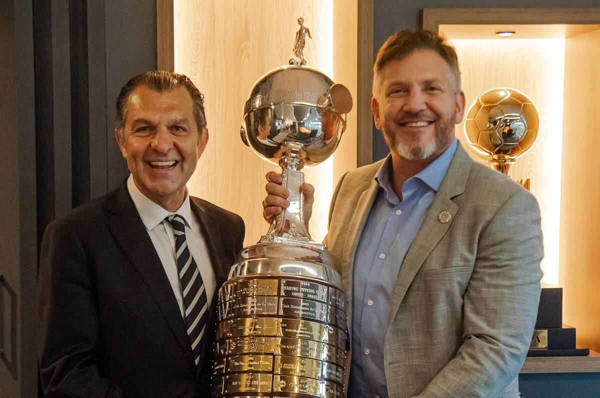 Anibal Mosa y Alejandro Domínguez posando con la Copa Libertadores.