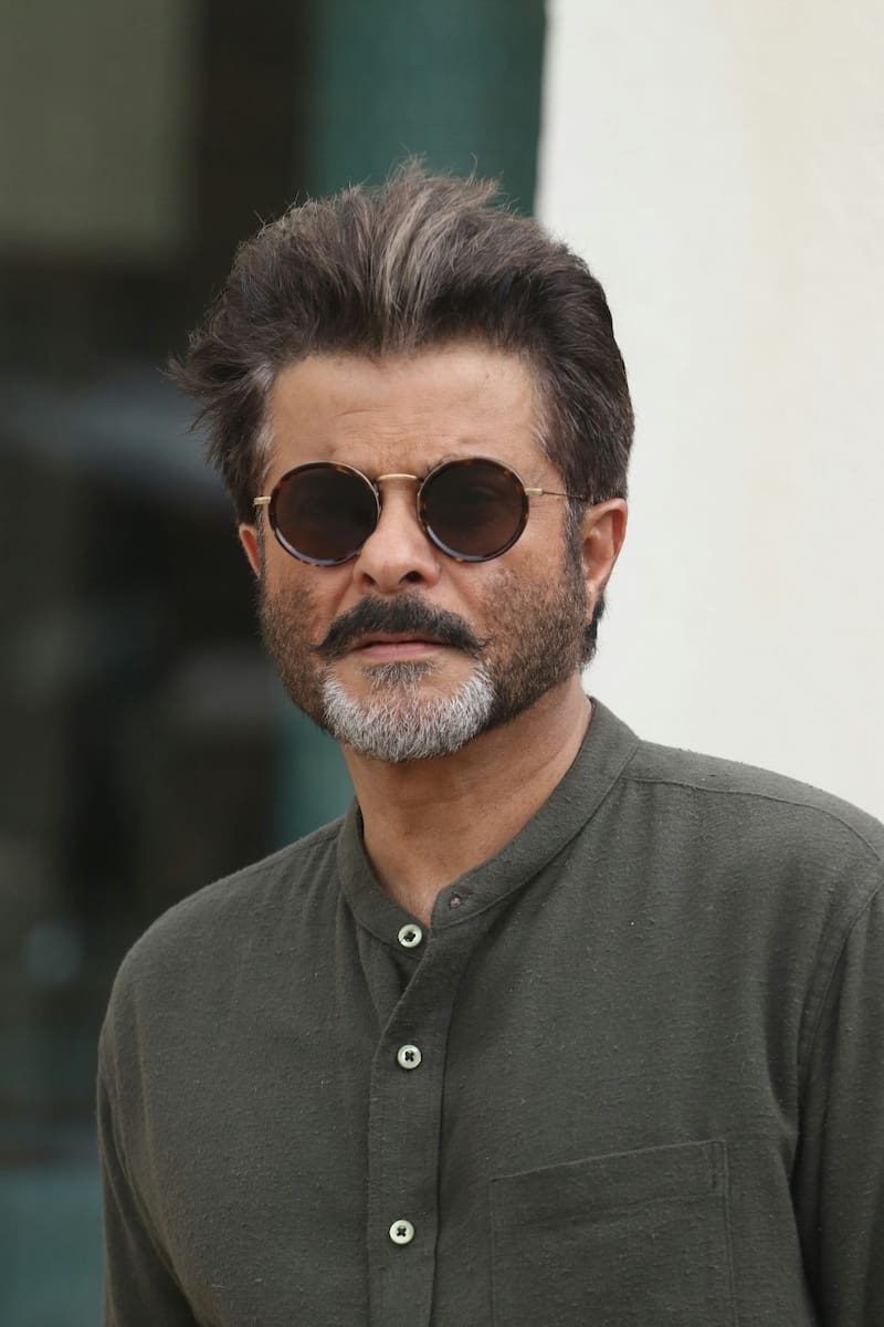 Anil Kapoor es el Capitán de grupo Rakesh Jaisingh.