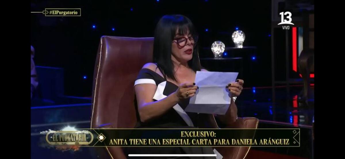 Anita Alvarado leyendo su carta en "El Purgatorio".