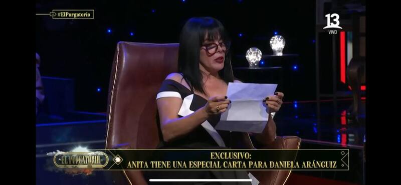 Anita Alvarado leyendo su carta en "El Purgatorio".